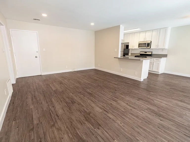 8375 Fountain Ave — Photo 14