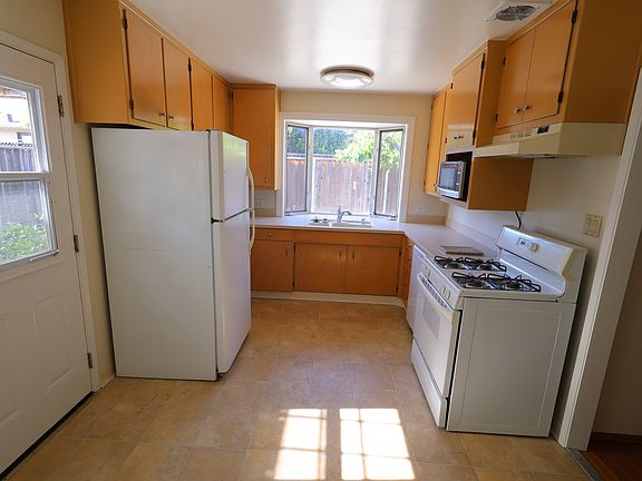 4th image of 1465 Jeffery Ave