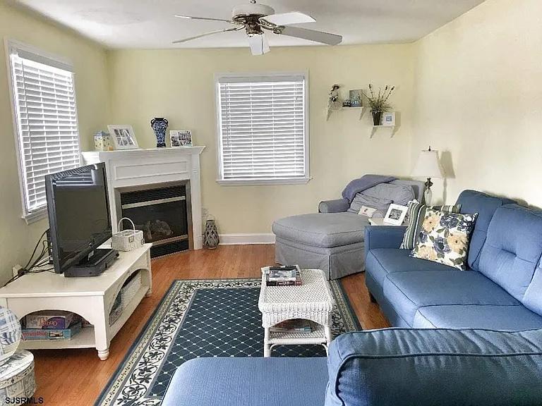 209 N Rosborough Ave — Photo 4