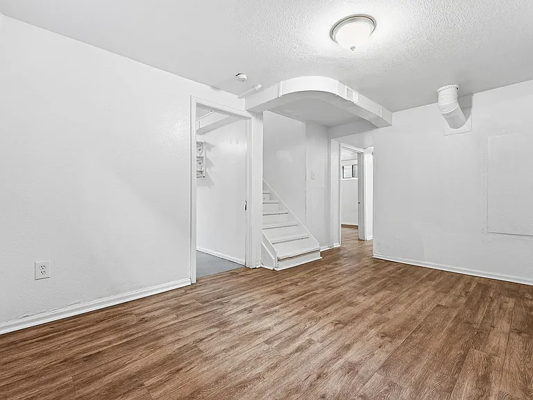 1717 Clinton St — Photo 18