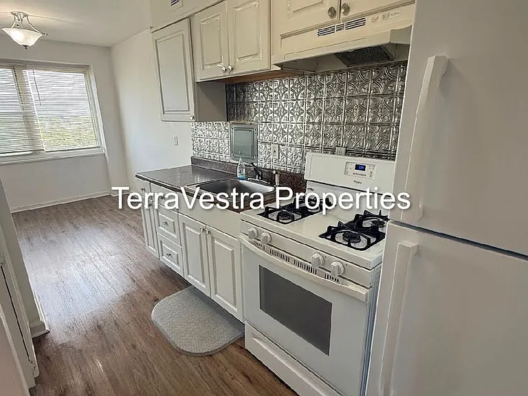 1003 Barclay Towers — Photo 6
