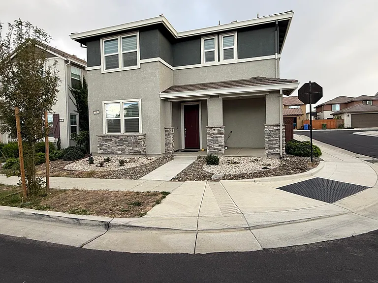 58 E Kamyar Pl — Photo 3