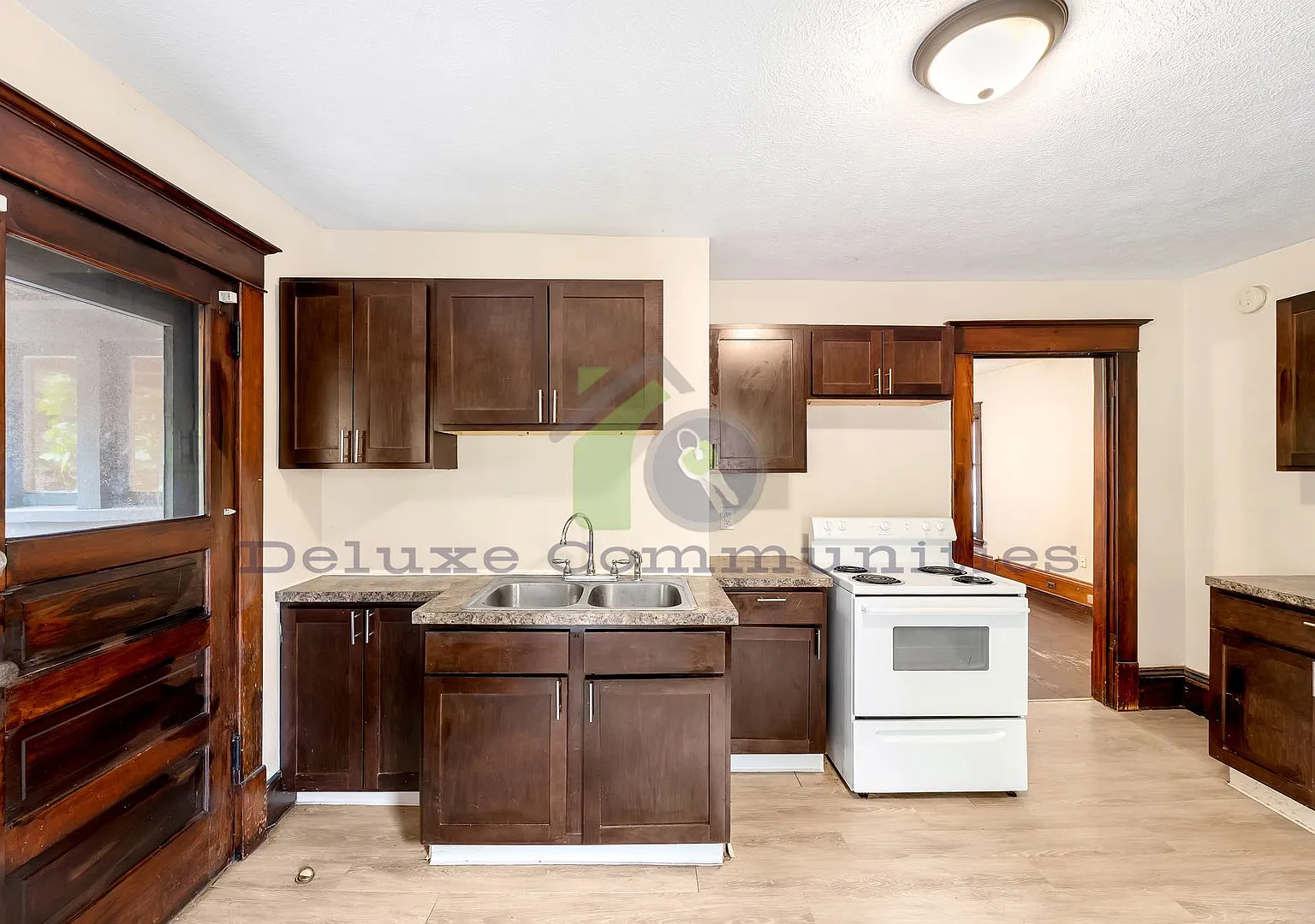 Spacious 1 Bedroom Upper Unit by Downtown Grand Rapids — Photo 4