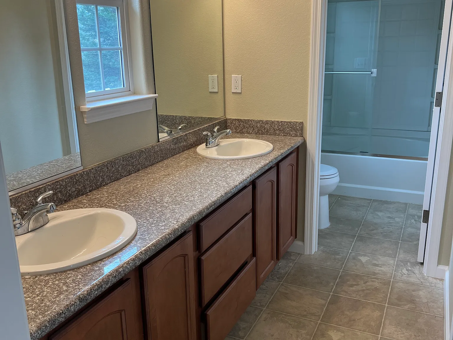 3 bed, 2.5 bath, 1349 sqft, $1,975 — Photo 4