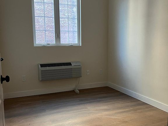 4th image of 724 E 218th St #2