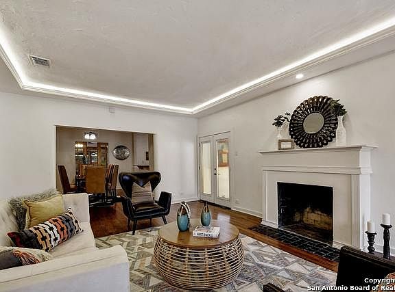 5th image of 2150 W Magnolia Ave
