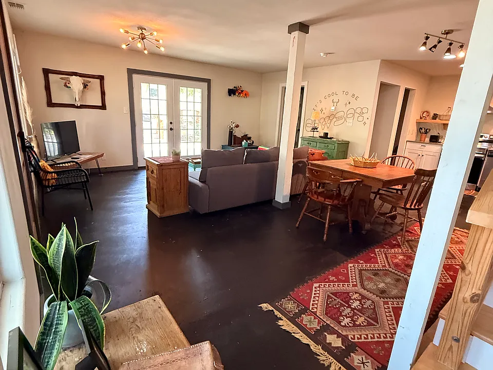 10 Marina Cir