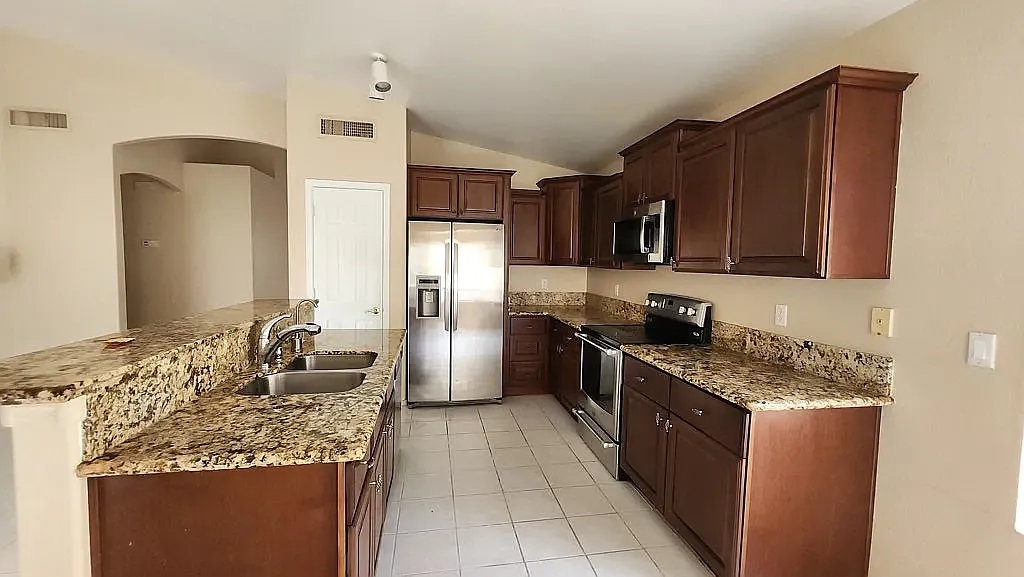 3 bed, 1741 sqft, $2,400 — Photo 2