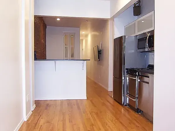 453 W 46th St APT 2b, New York, NY 10036