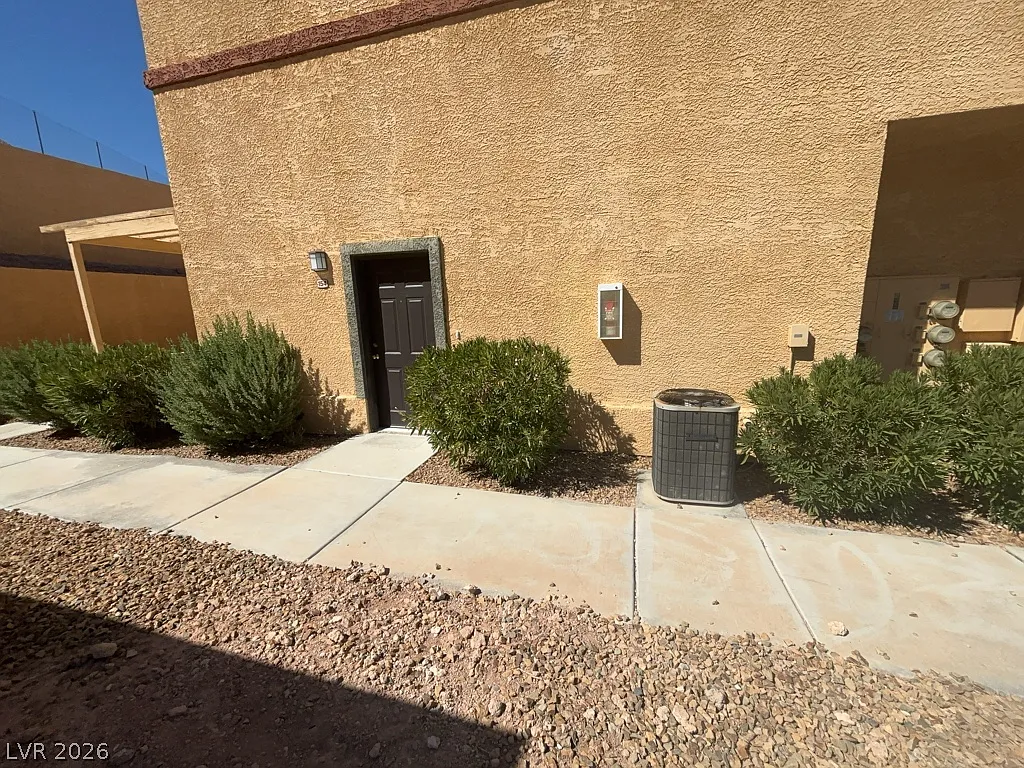 3 bed, 2.5 bath, 5214 sqft, $1,650 — Photo 3