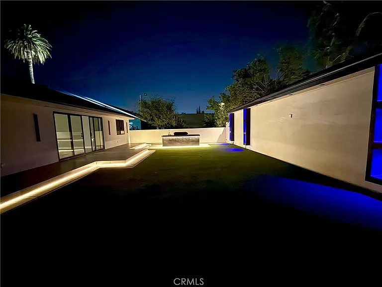 20522 Sherman Way — Photo 44