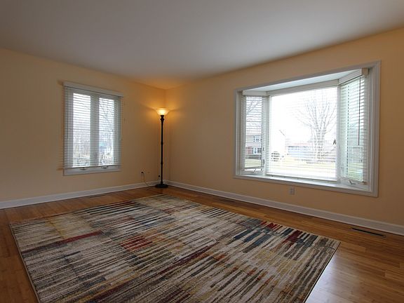 Features Bay Window!