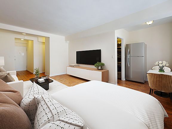 2nd image of 225 E 46th St APT 8B