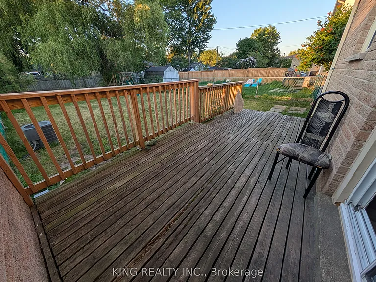 37 Vanier Pl — Photo 23