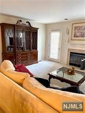 3rd image of 878 Somerset Ct