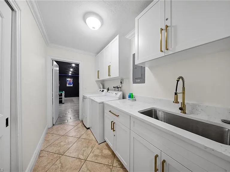 2473 Poinciana St — Photo 43