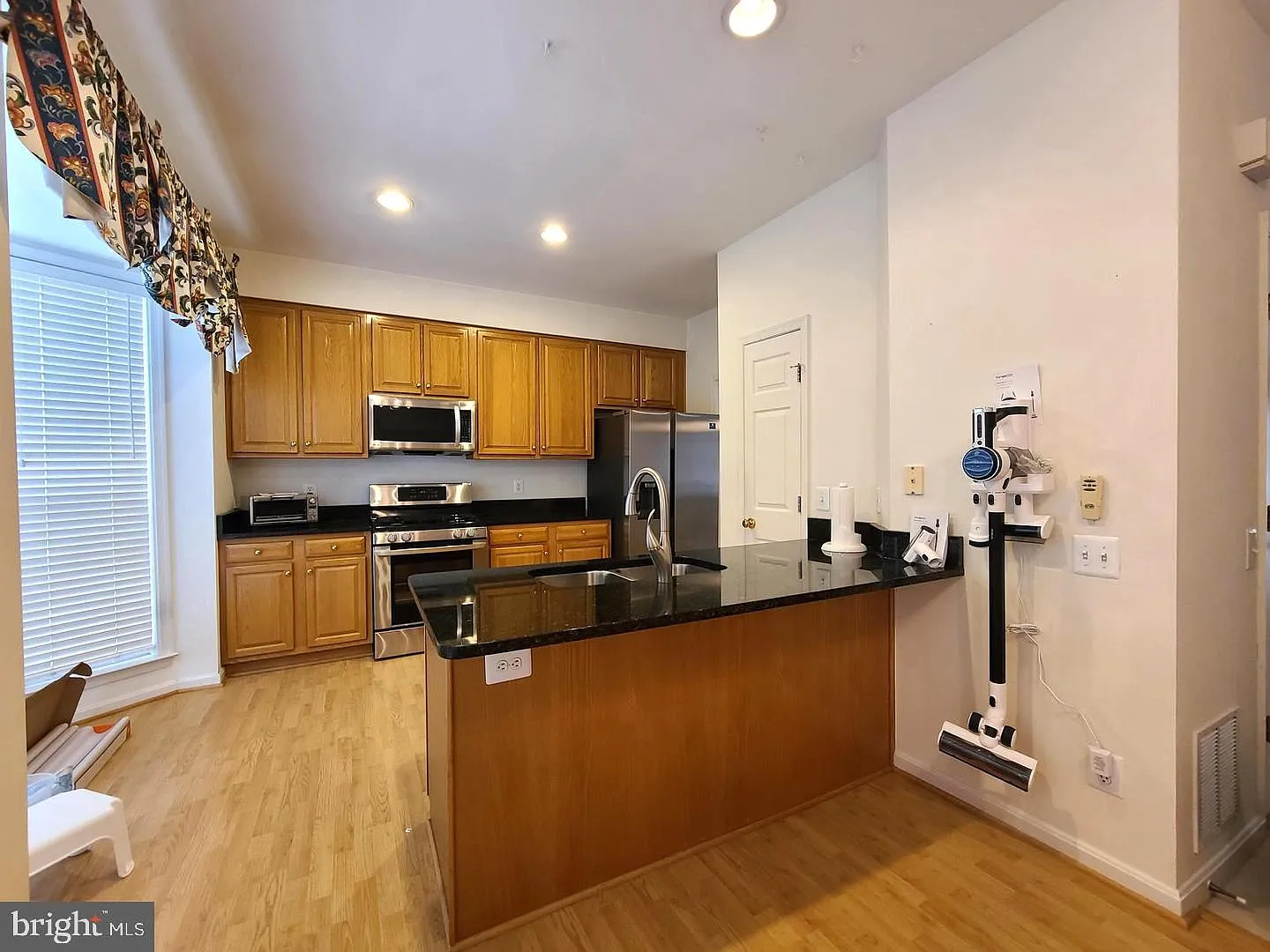 3 bed, 3.5 bath, 2704 sqft, $3,300 — Photo 4