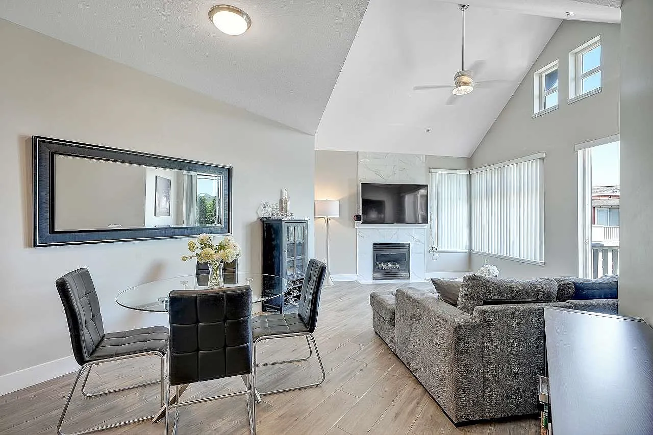 2 bed, 907 sqft, $2,600 — Photo 1