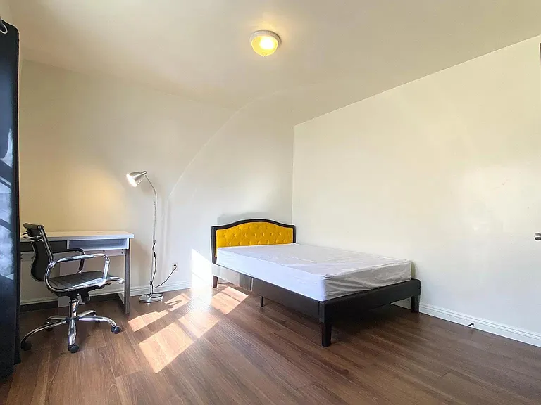2021 Cloverfield Blvd — Photo 6