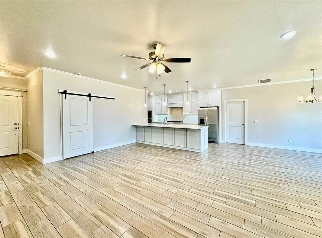 4 bed, 2435 sqft, $2,900 — Photo 3