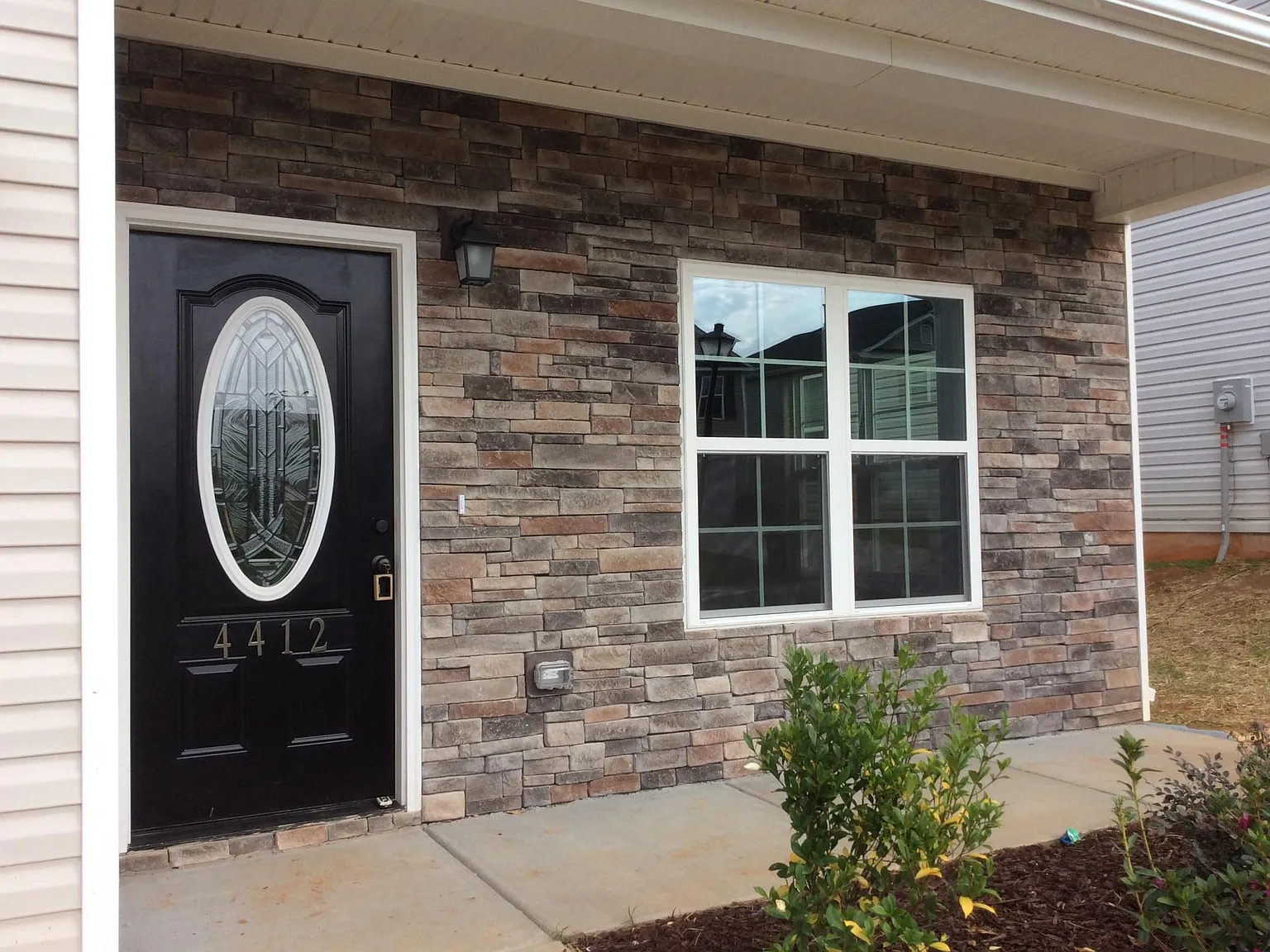 4 bed, 2.5 bath, 2608 sqft, $2,195 — Photo 2