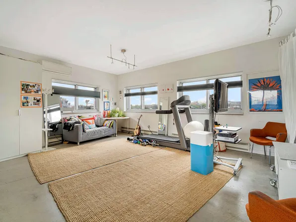 251 Montrose Avenue image 8 of 12