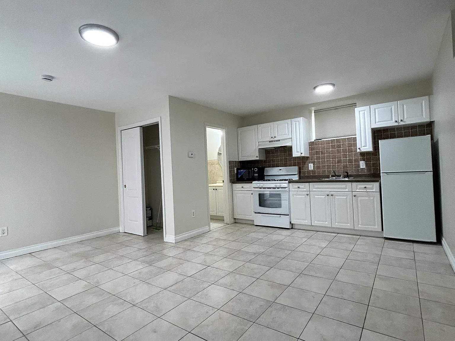 Studio, 400 sqft, $1,300 — Photo 2