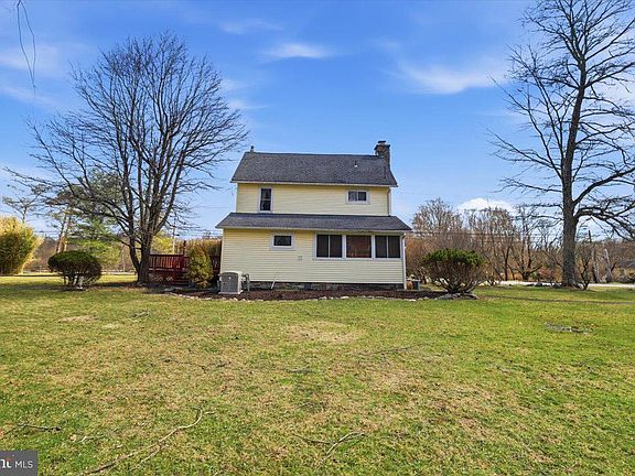 3rd image of 2487 Mountain Rd