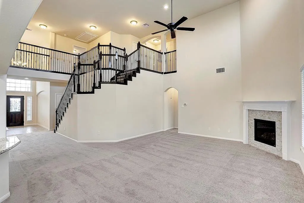 7 bed, 5.0 bath, 4200 sqft, $3,950 — Photo 3