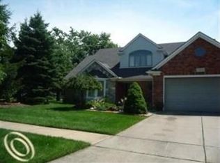 17098 Huntington Woods Dr, Macomb, MI 48042