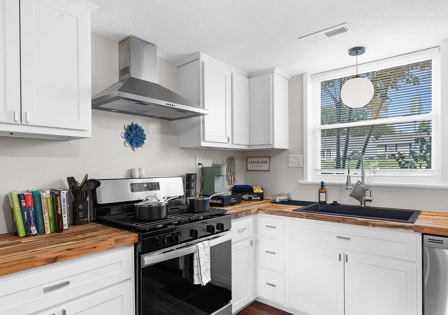 4 bed, 1.5 bath, 1120 sqft, $4,200 — Photo 4