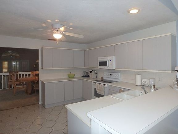 4th image of 21 Treetop Cir