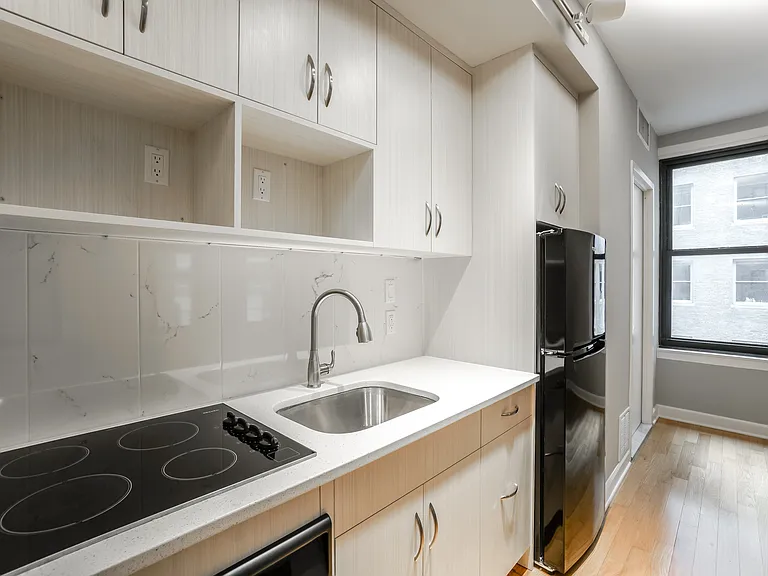 56 Pine St #9E — Photo 3