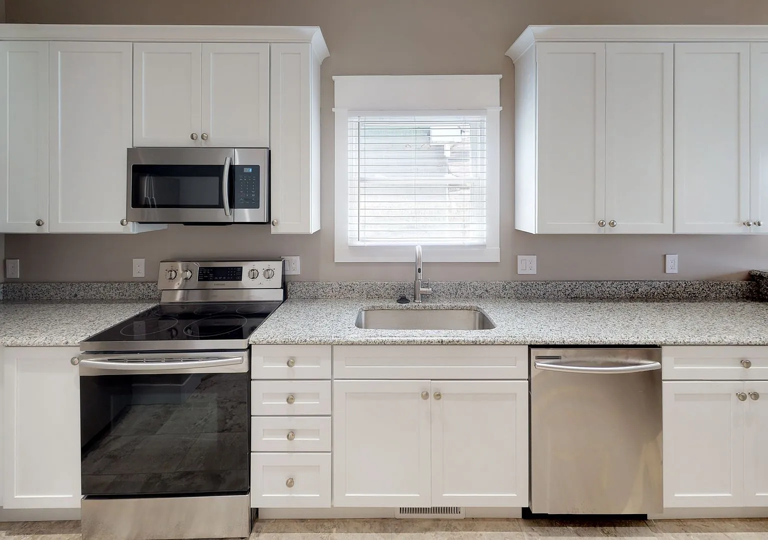 Waitlist for Aug2027Jul2028 Now Open! | 5BR/4BA Duplex in Fort Sanders | Walk to UTK — Photo 2