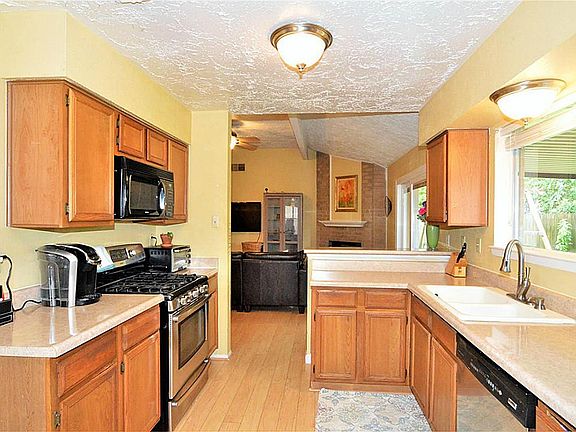 3rd image of 335 Village Creek Dr