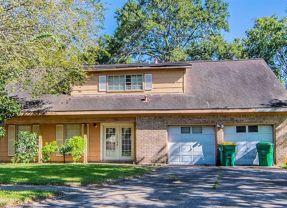 Front view of 1741 Hialeah Dr.