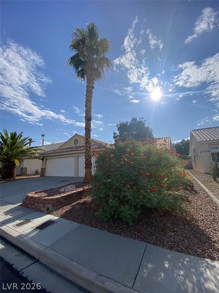 3 bed, 2.0 bath, 1422 sqft, $1,895 — Photo 2