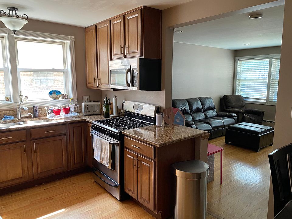 1st image of 2708 W Balmoral Ave APT 1