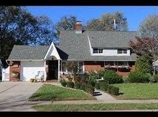9 Tip Top Ln, Hicksville, NY