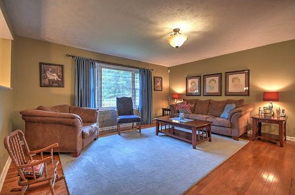 4th image of 702 S Sherbrooke Cir