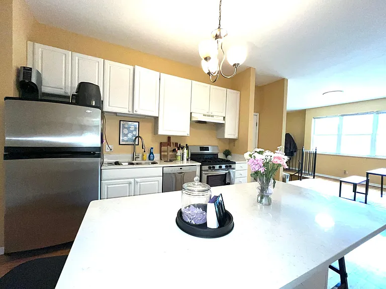 1340 N Dean St #1 — Photo 5
