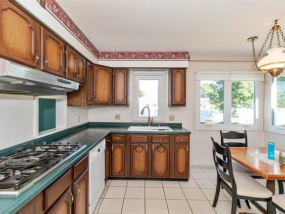 3rd image of 476 Manor Dr