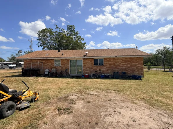 409 E Saint Marys St, Skidmore, TX 78389
