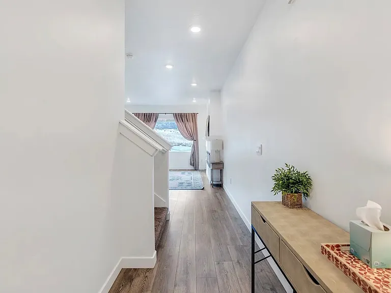 647 W Raintree Ln — Photo 13