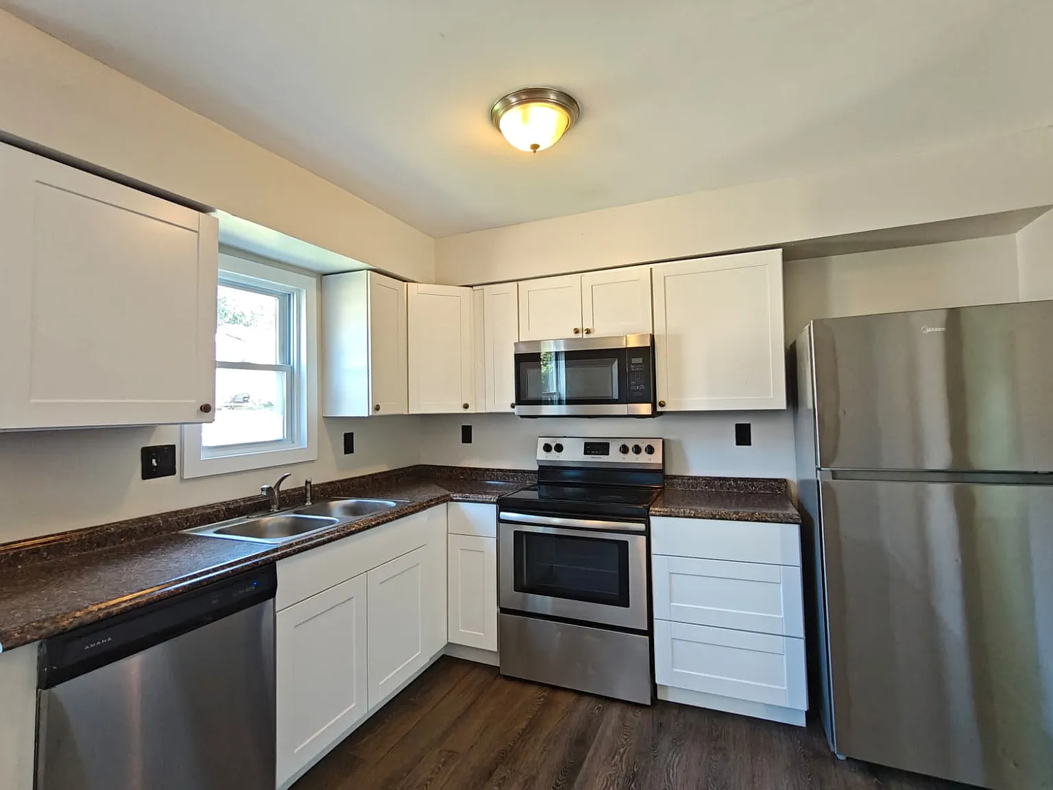 Gorgeous Home Available Now! — Photo 4