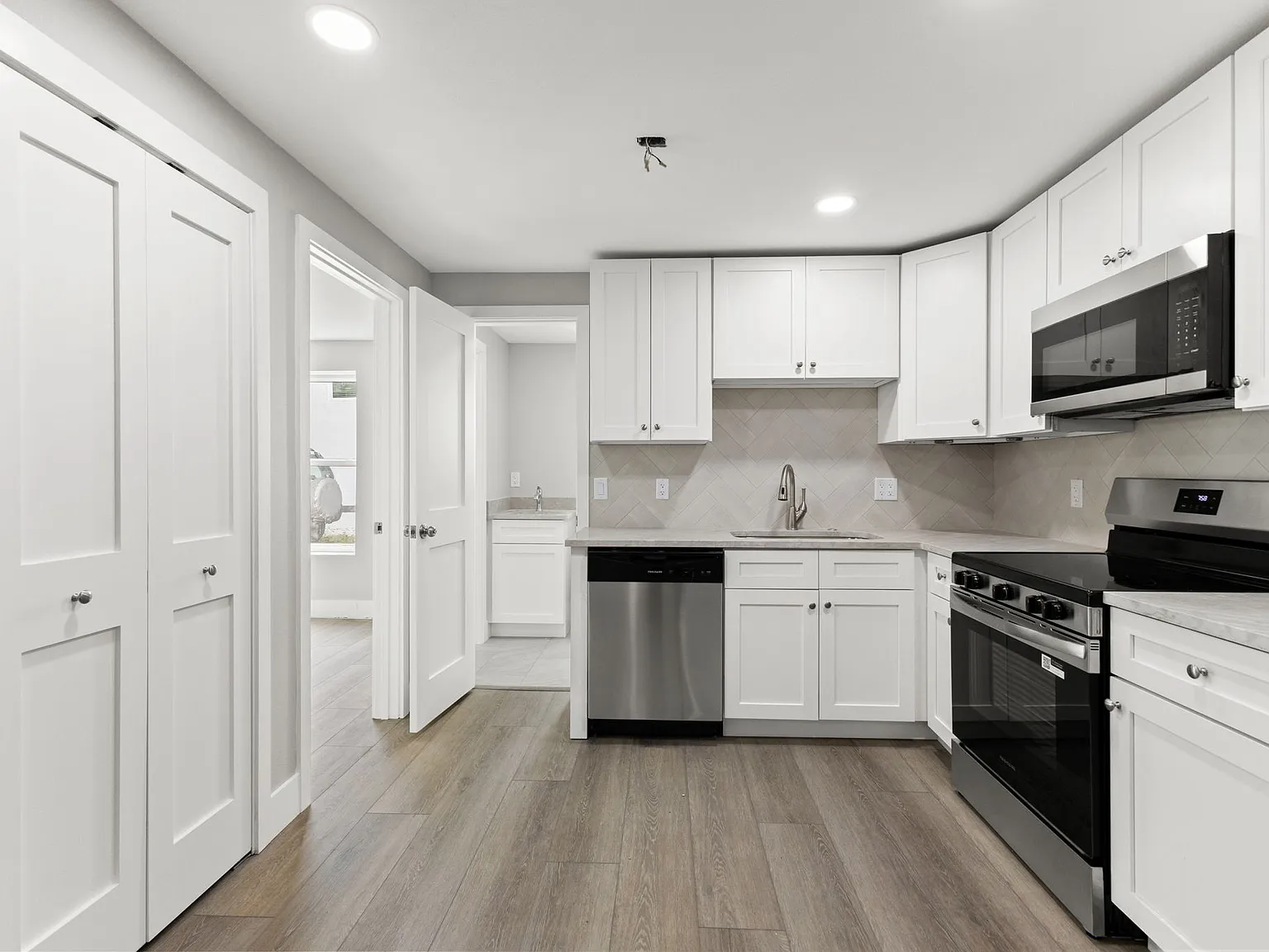 2 bed, 850 sqft, $2,200 — Photo 2