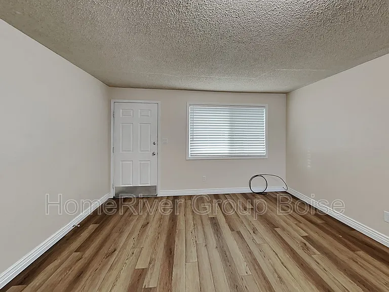 106 N Homedale Ave — Photo 5