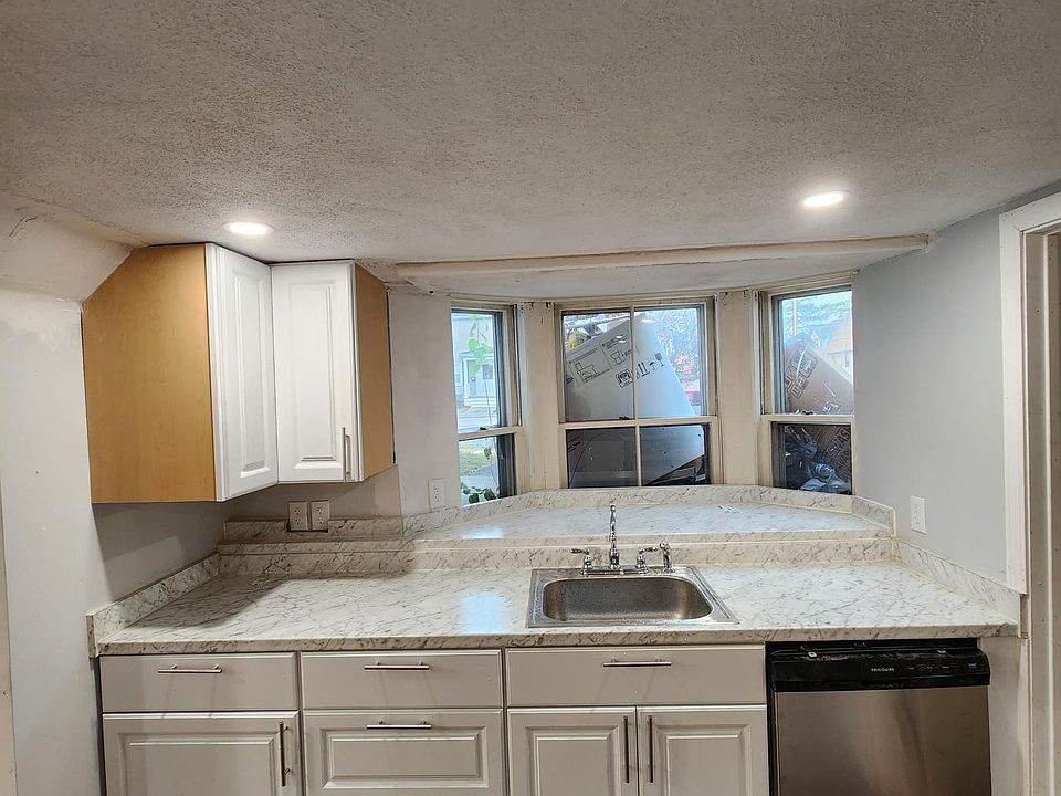 Spacious sink and countertops