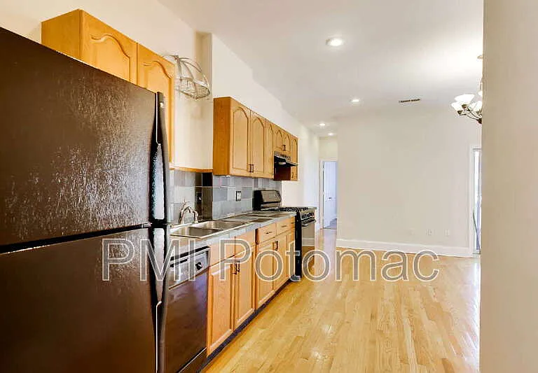 1952 Calvert St NW #4 — Photo 8