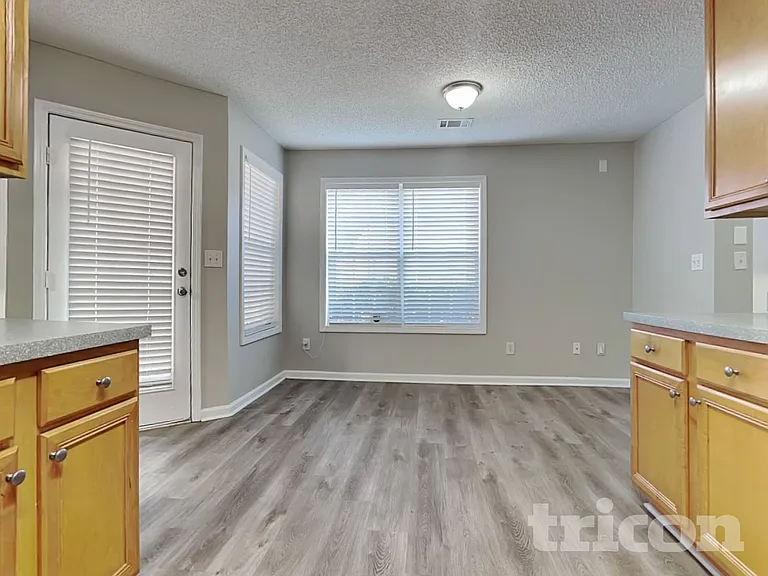 212 Revolutionary Dr — Photo 6